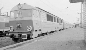 Lokomotywa spalinowa SU46-004 z wagonami sypialnymi (prawdopodobnie poc. "Polonez"). Fot....